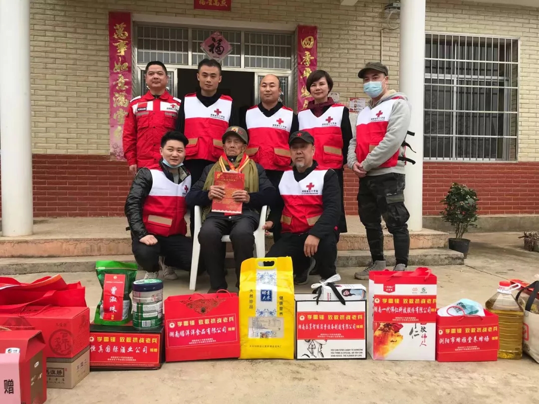 省红十字应急救援队一行人把捐款、捐物交到抗战老兵手上
