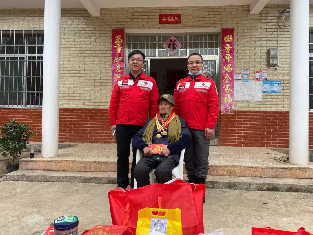 省红十字应急救援队一行人把捐款、捐物交到抗战老兵手上