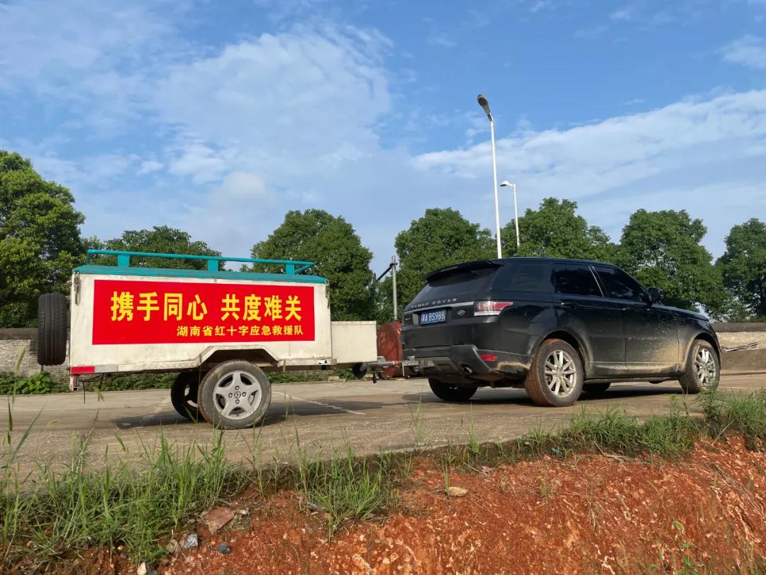 湖南省红十字志愿者慰问马迹塘镇受灾群众