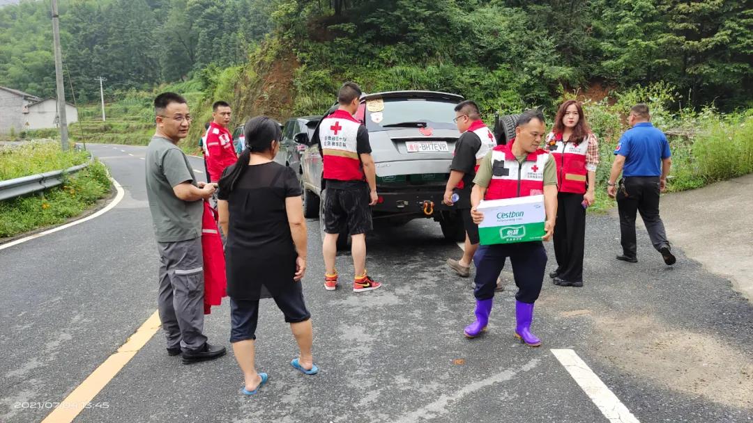 湖南省红十字志愿队队长张松率队慰问马迹塘镇受灾群众