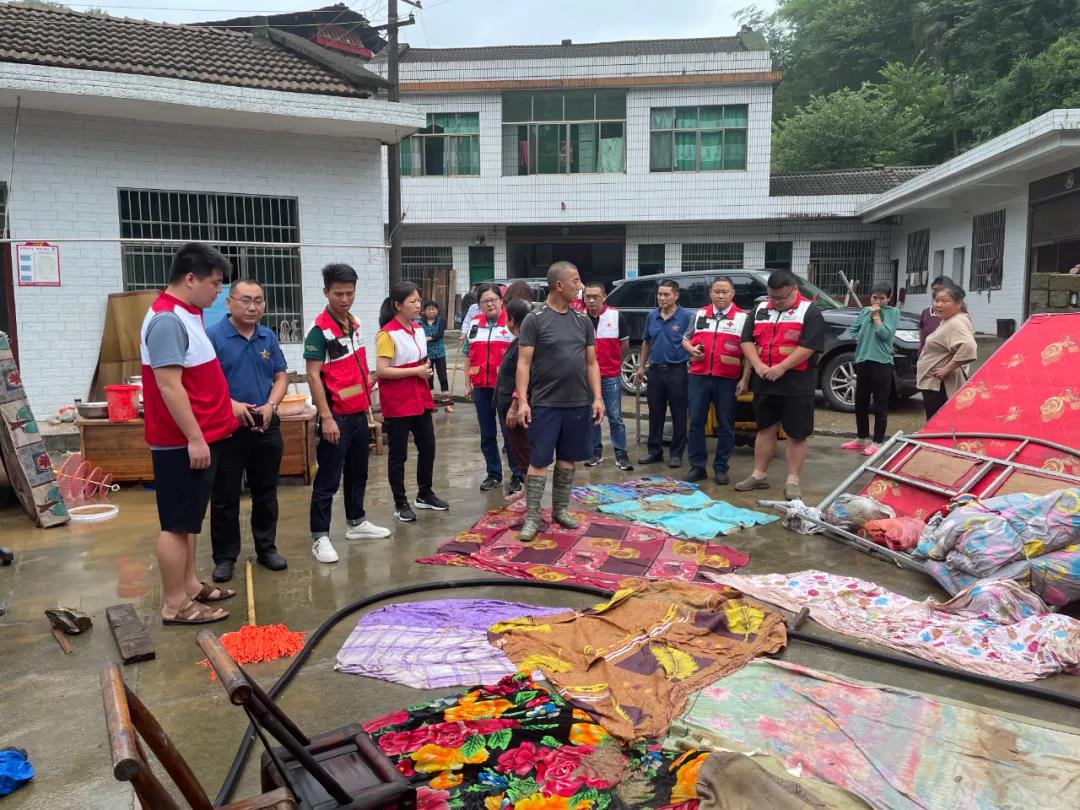 湖南省红十字志愿者慰问马迹塘镇受灾群众