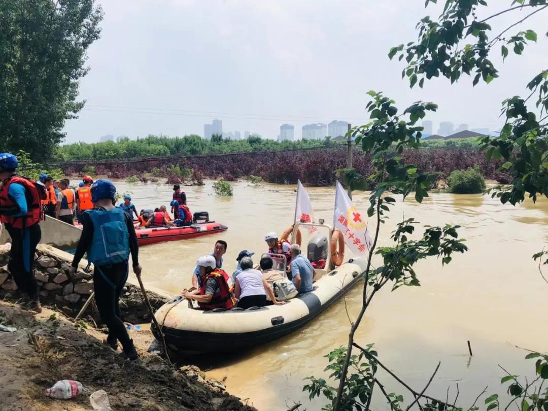 湖南省红十字应急救援队利用救援艇帮助河南群众脱困